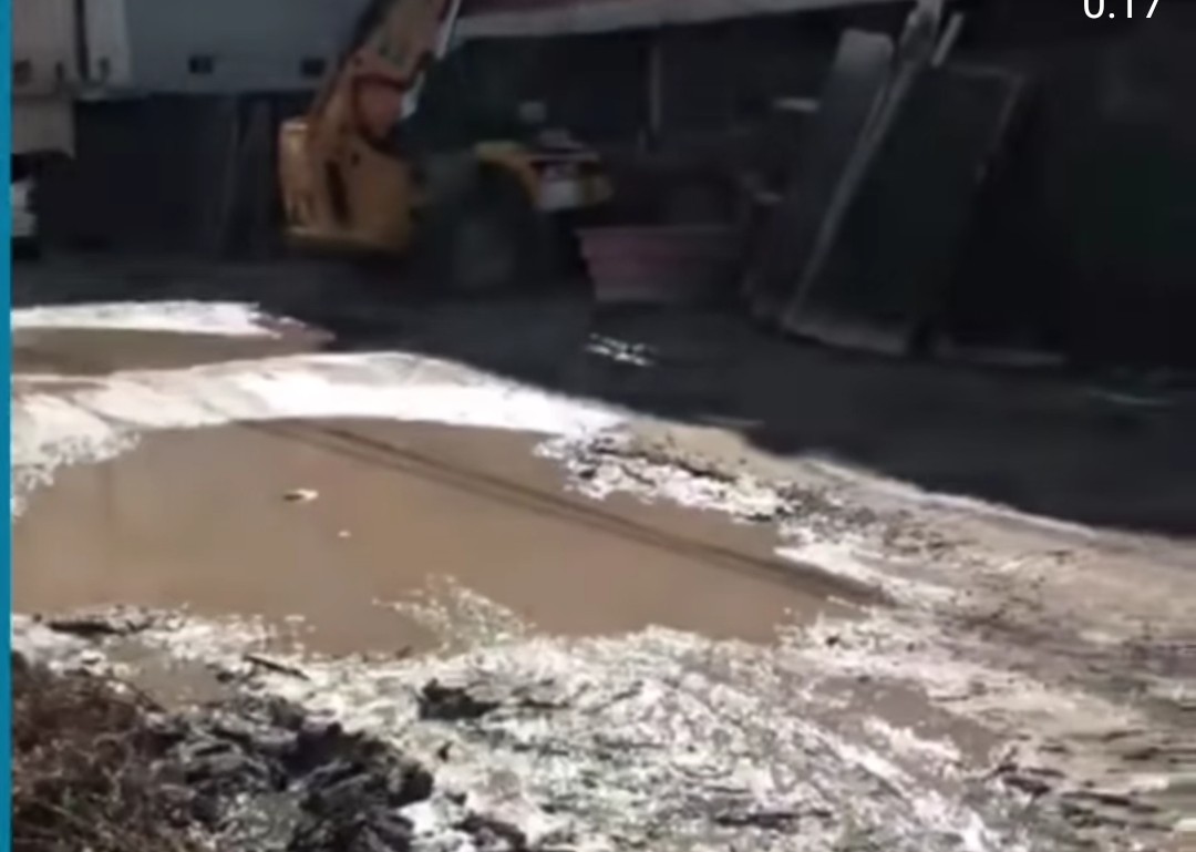 Morador reclama de buraqueira e lama em Rua de Porto de Galinhas